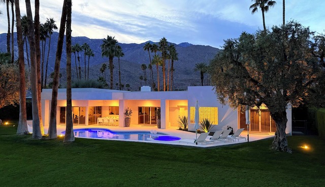 Stunning modern house w/breathtaking backdrop of the Santa Rosa Mountains