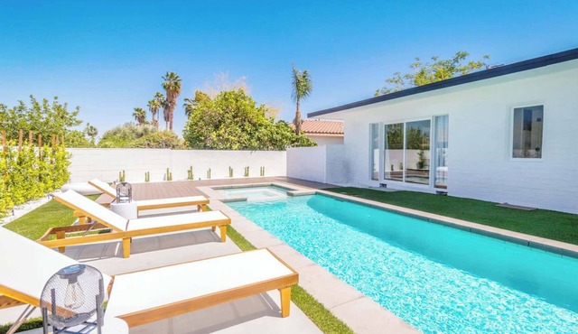 Stunning Villa w pool, mountain views and game room