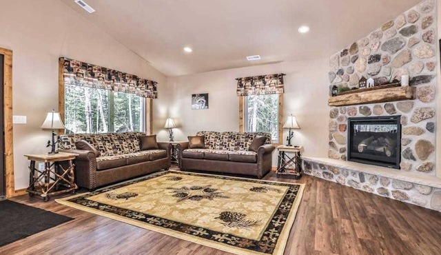 Stylish dog-friendly cabin w/hot tub, fireplace, patio, grill, central AC, & W/D