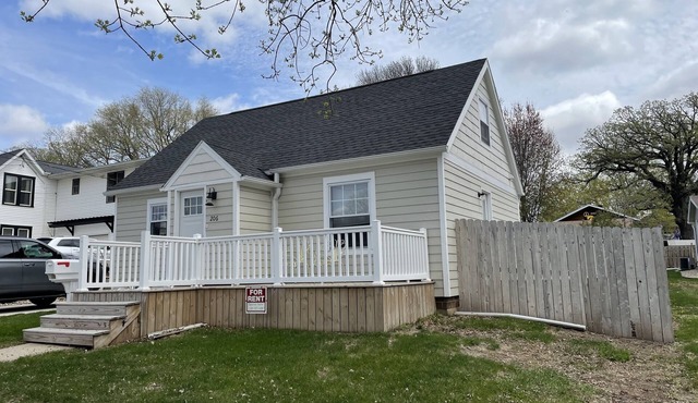 Summer Breeze - Newly Remodeled Quaint Home - 7 blocks from beach