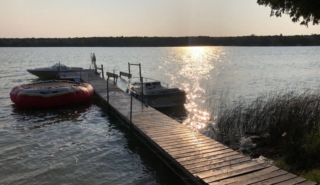 Sunset Facing Cozy Lakefront Cottage on Beautiful Kangaroo Lake