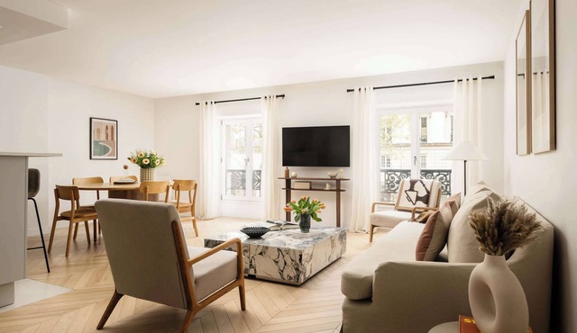 Superb 3 Bedroom Stay AC Facing Madeleine Honore