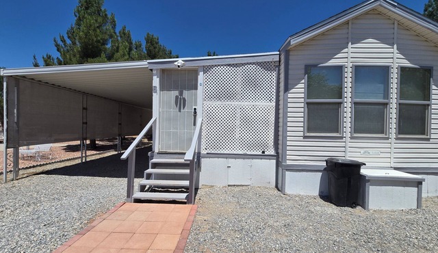 Superb pet friendly mobile home with AC and laundry in charming Pahrump