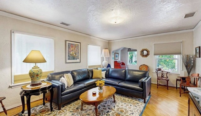 The Avenue: Charming hideaway with private deck & peeks of ocean, near downtown