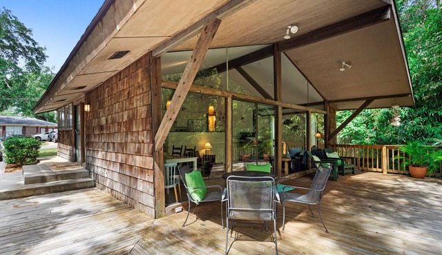 The Bayou Bungalow - Cozy Bungalow, King Bed, near East Beach!