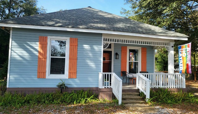 The Beach Depot. Cheery historic cottage - 5 minute walk to beach/boat launch