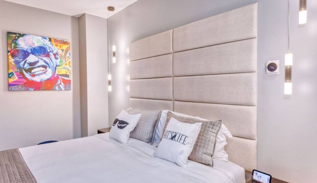 The Bella`s Swing & Sway Suite, Sleeps 2, King Bed, Private Patio