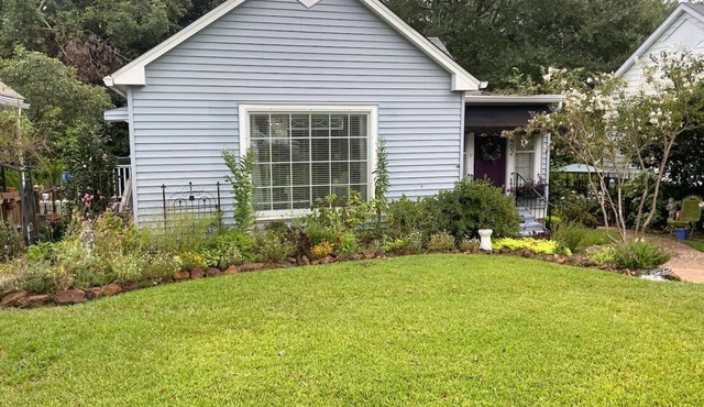 The Bungalow…cozy, comfortable, convenient! Three blocks to La Tech campus.