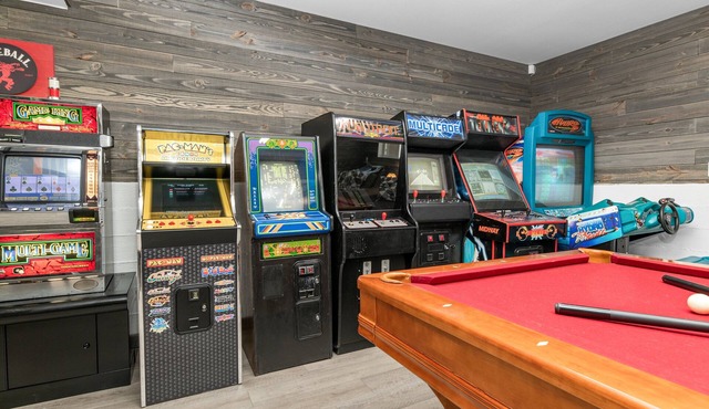The Grizzlies Den - Arcade Game Room, Pool Table, Air Hockey, Deck, BBQ, AC