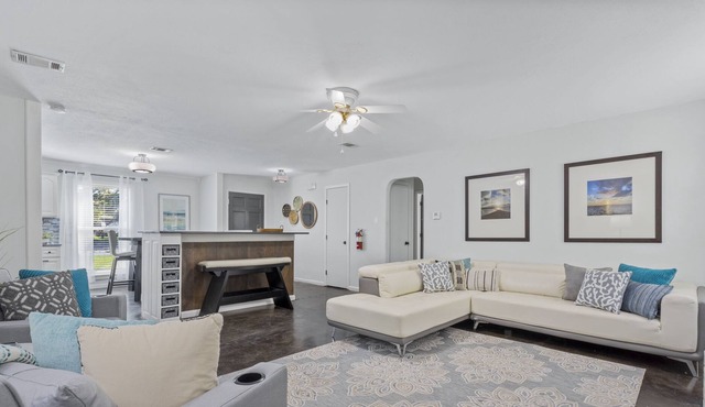 The Heron House. Gameroom. Minutes to the Beach and Downtown!!