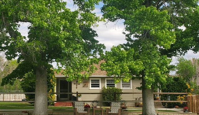 The Lone Pine Charm House 2bd 1ba. Views, Fenced, Walk to town, 30 day minimum.