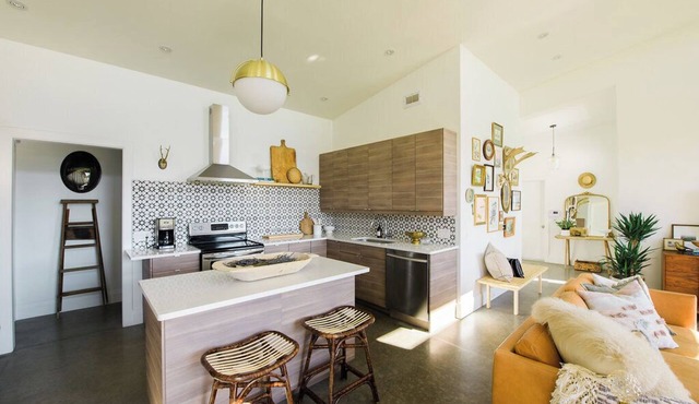 The Meadow House PEC: A Modern Oasis surrounded by wineries w/patio & fireplace