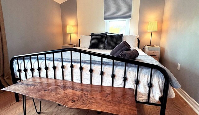 The Neighbourhood: Expansive loft | free parking