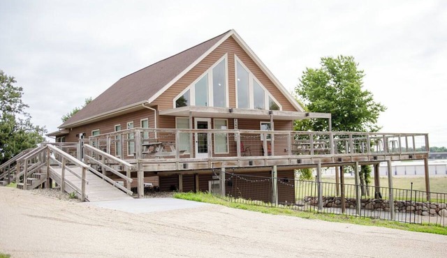 The Okoboji Farmhouse - Luxury, Space & Unforgettable Memories