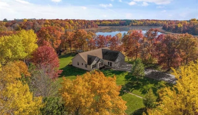 The Perfect Lakeside Retreat on Lake Edward, hot tub, lake view & cozy speakeasy