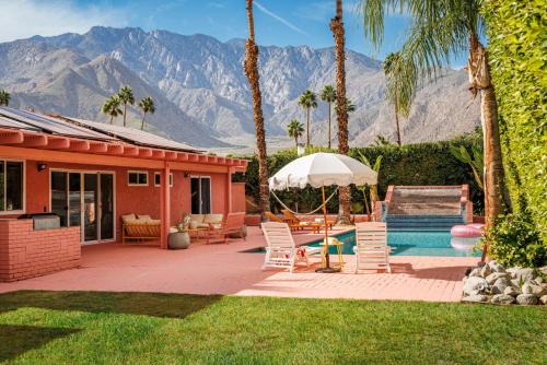The Pink House - Palm Springs Gem with Private Pool & BBQ