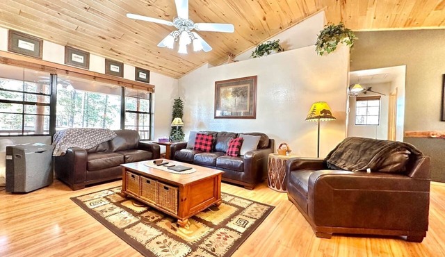 The Prancing Pony | Hot Tub & Quiet Location!