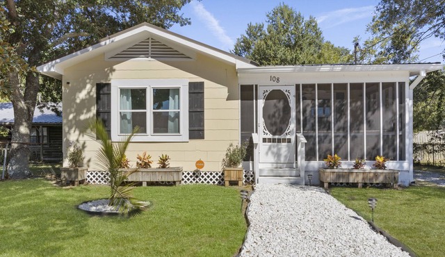 The Secret Coast Cottage A short walk or drive to Bars, Restaurants & the Beach