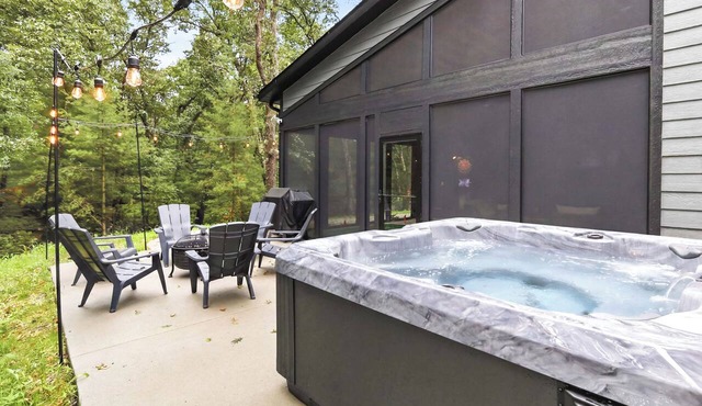 Tomahawk Trail - 5BR Retreat w/Hot Tub