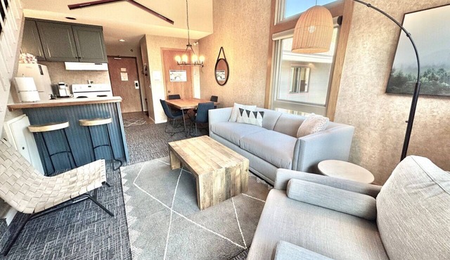 Top Flr Ski-In/Ski-Out Condo | Hot Tub & Pool