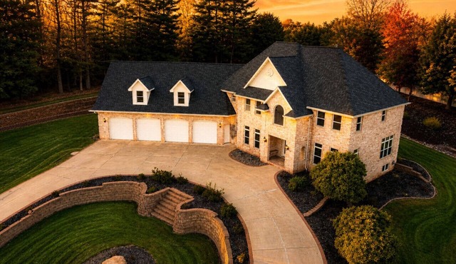 Touchdown Retreat – Indoor Pool, Hot Tub & Games!