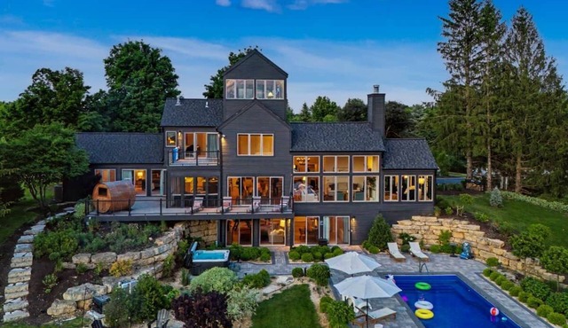 Tower House- Heated Pool + Cedar Sauna + Hot Tub