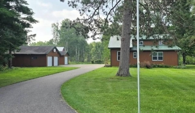 Treska's Trails & Lakes Charming 3-bedroom farmhouse with WiFi & AC in Brainerd