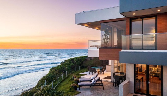 Unbeatable Location - Steps to Moonlight Beach