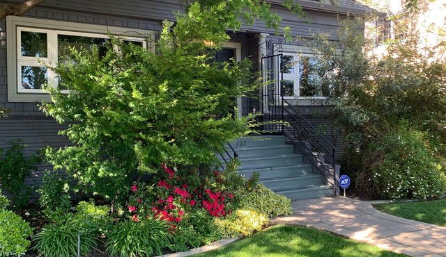 Unique and Charming Craftsman Vintage Bungalow 1 block Close to Downtown Lodi