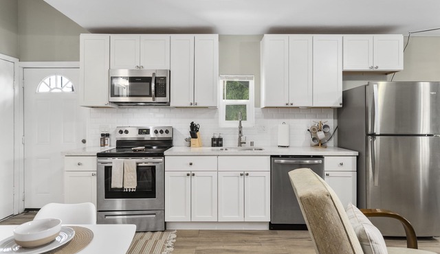 Unique Modern Studio- Centrally located; fireworks; AC