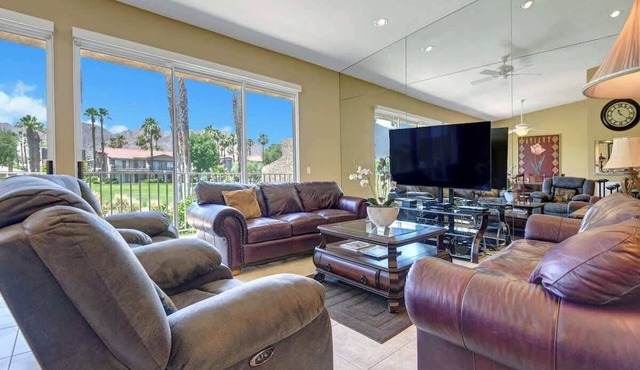 Updated condo with PGA golf course, mountain views