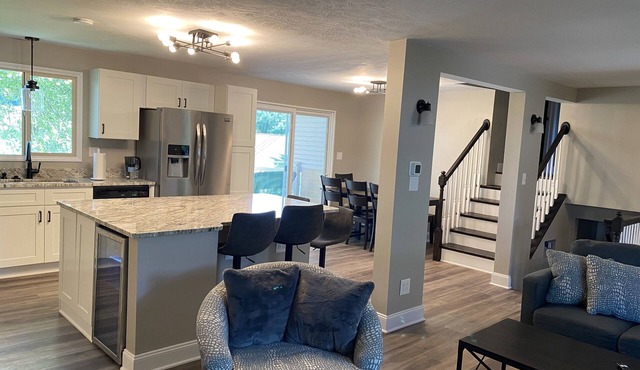 Upscale house with deck, yard - walk to Stadium and 10 minutes to Downtown!