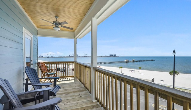 Vacation Vibes - Beachfront Home/Steps to the water 10 min to downtown Gulfport