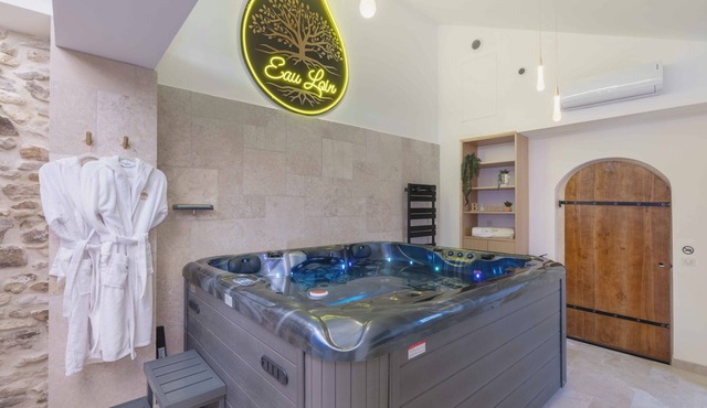 Villa EAU LOIN with private spa and games room