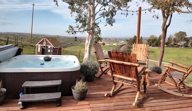 Vineyard & Valley View Cottage w/hot tub Tranquil Farmhouse w/stunning sunsets.