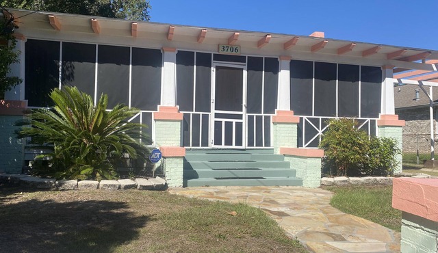 Walk to beach, casinos from grand historic home & pet friendly fenced yard
