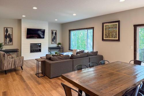 Walk to Gull Lake! Spacious Family Home w/Deck