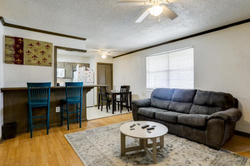 Walk to LSU Campus & Bars! Condo w/Community Pool