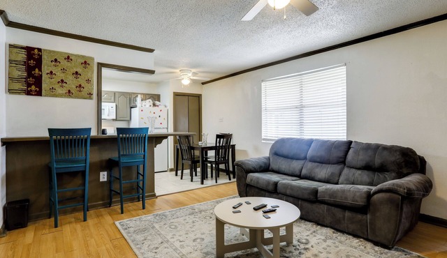 Walk to LSU Campus & Bars! Condo w/Community Pool