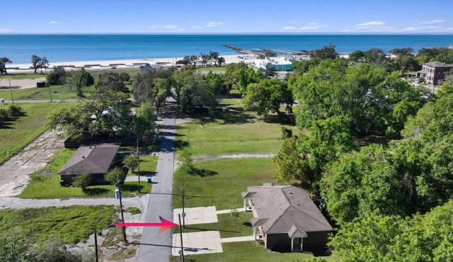 Walk to the Beach! No cleaning fee!