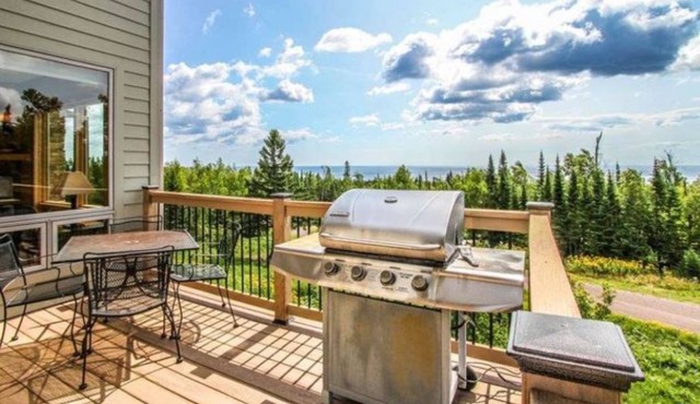 Walk to Winery. 4BD, 3BA - Spacious yet cozy.