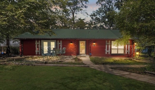 Waterfront authentic log cabin in charming Anacoco