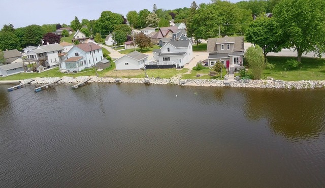 Waterfront, Serene 4-Bedroom House on Ahnapee River with Boat Dock/Slip