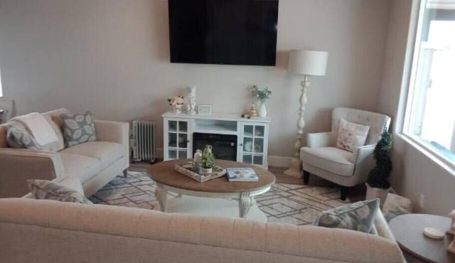 White Rocks-4beds, 3bath,hot tub