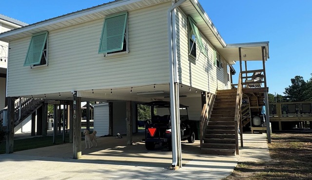 Wine’d Down-Charming 2 BR/2BA on the water with a pool & dock in Bay St Louis