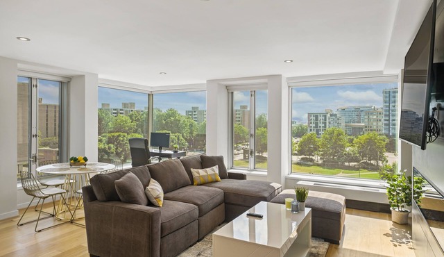 Wonderful Waterfront Apt for 5! Pkg & City Views