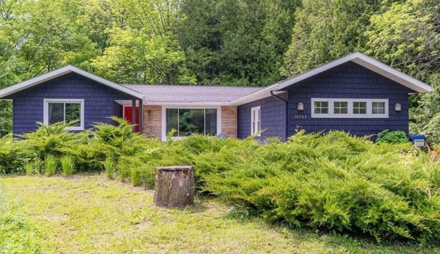 Wooded Sister Bay Retreat, Walk to town, Firepit
