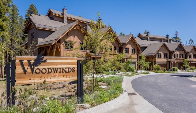 Woodwinds 1265 Luxury Townhouse, Private Hot Tub, 2 Car Garage by RedAwning