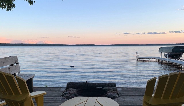 Yellow Bike Chalet on Grindstone Lake: sandy beach, level lot, sleeps up to 12