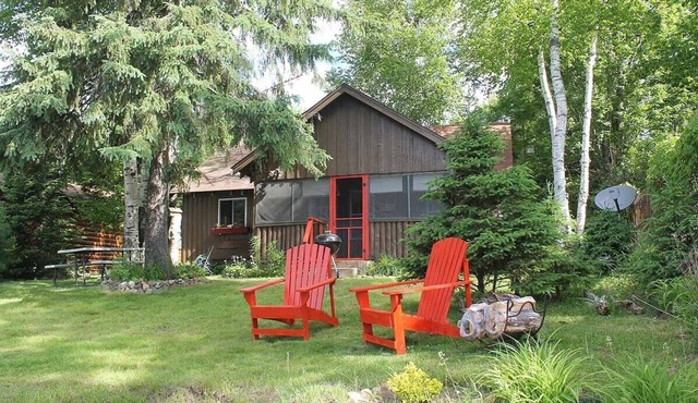 your own private beach Lakefront cozy cottage in a peaceful bay on 5 lake chain.